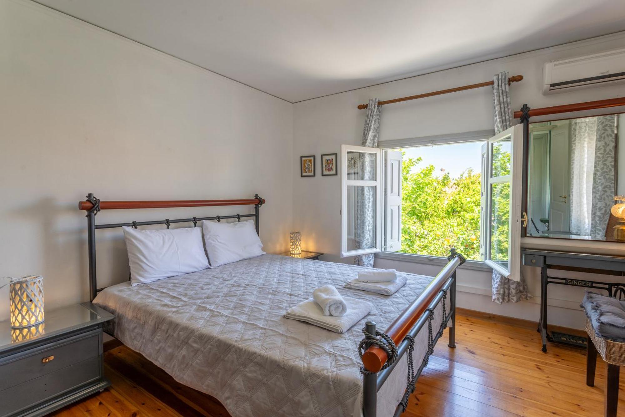 Spacious Home With Yard, Mytilene Lesvos Eksteriør bilde
